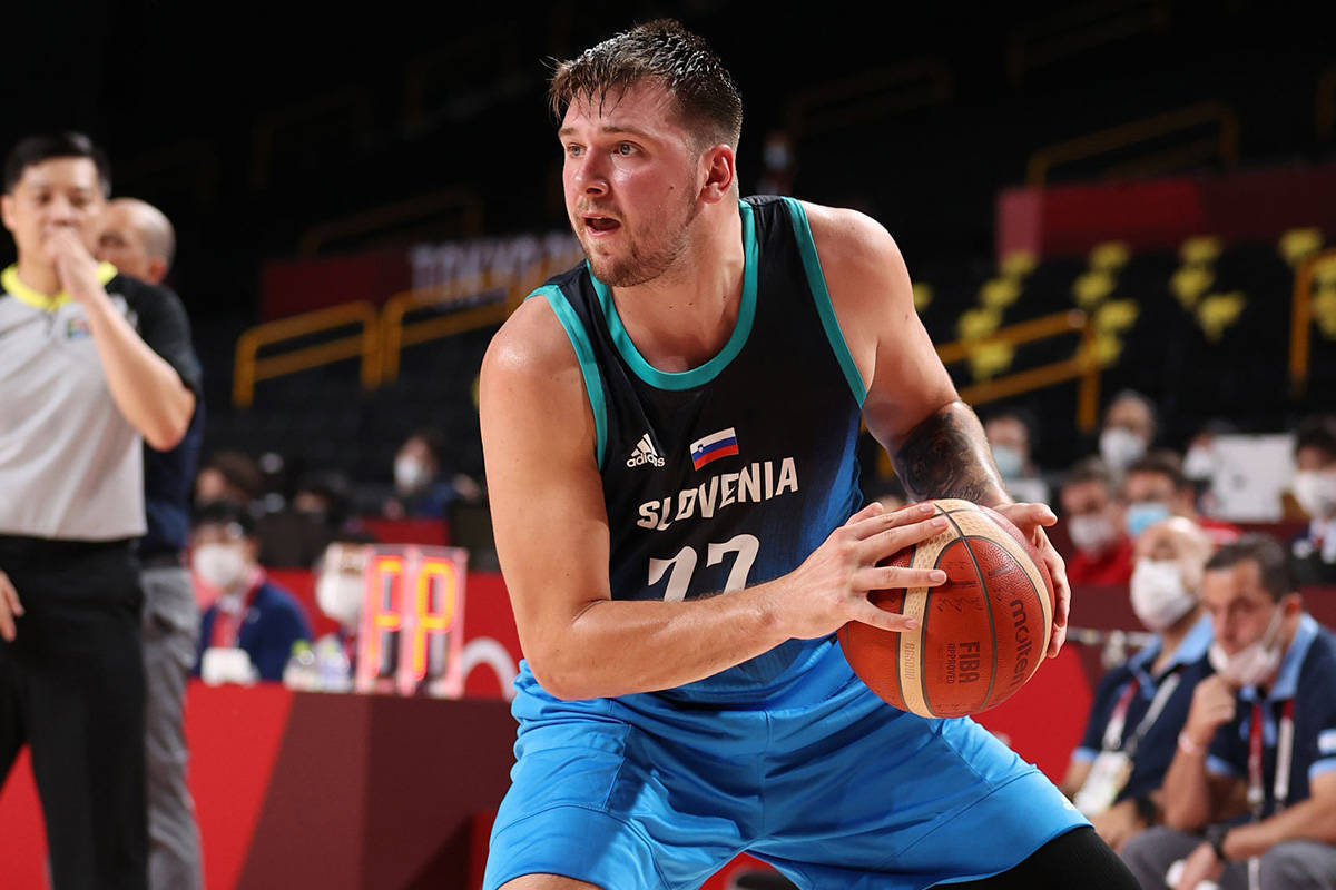 东契奇巅峰对决，Rookie与70激战MAD分钟，精彩发挥胜负难料！的简单介绍-半岛体育app